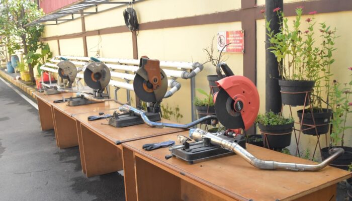 Edukasi Masyarakat, Polresta Cirebon Buat Tugu Udang dari Knalpot Brong