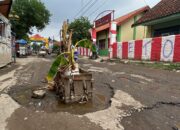 Jalan Rusak di Kawasan Batik Trusmi Cirebon Hambat Mobilitas