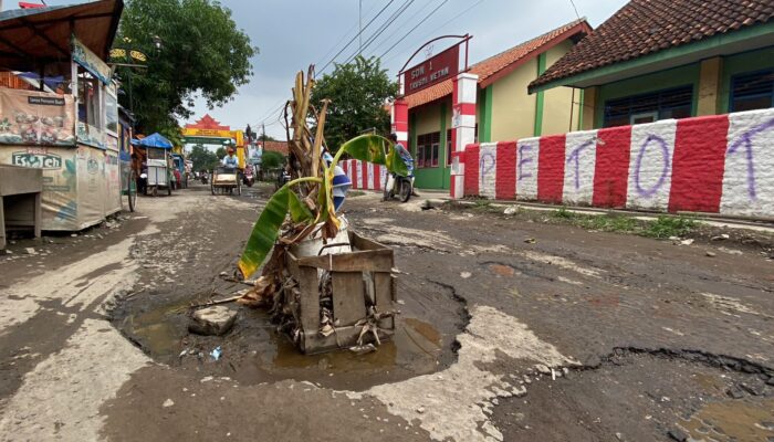 Jalan Rusak di Kawasan Batik Trusmi Cirebon Hambat Mobilitas