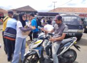 Giliran Majalengka, Relawan Gajah Gibran Bagi-bagi Susu di Pasar Rajagaluh