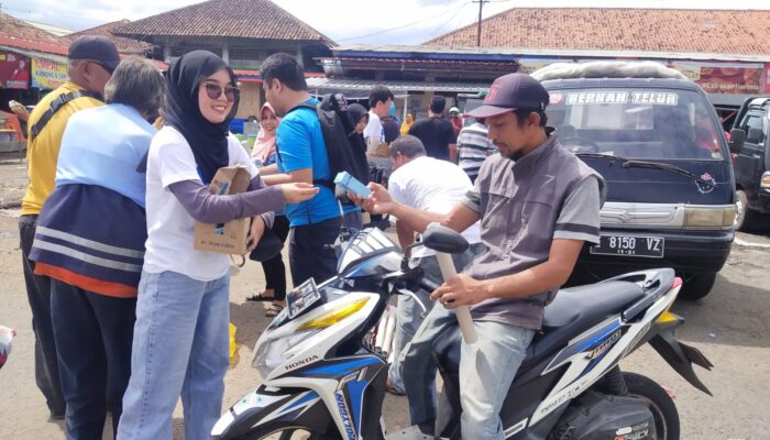 Giliran Majalengka, Relawan Gajah Gibran Bagi-bagi Susu di Pasar Rajagaluh