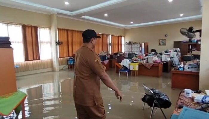 Sekolah Terendam Banjir, Siswa SMAN 1 Pabedilan Belajar Lewat Daring