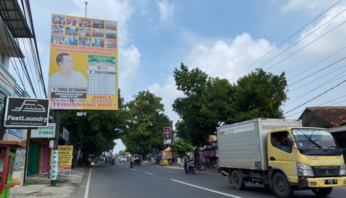 Masa Tenang, Baliho Peserta Pemilu Masih Terbentang di Jalan Pangeran Cakrabuana Cirebon