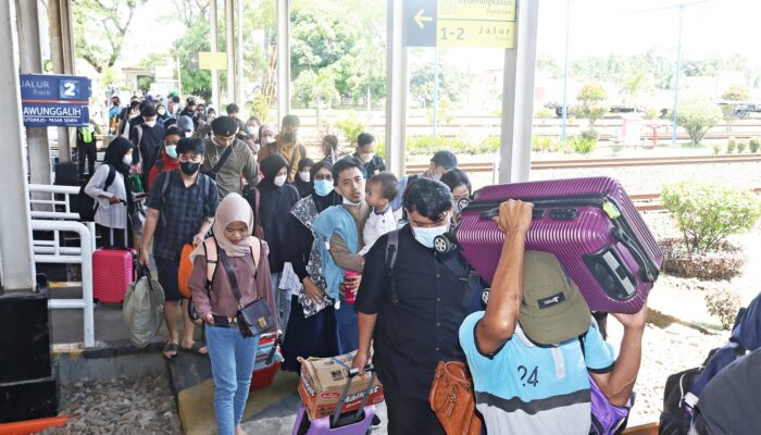 Daop 3 Cirebon Mulai Jual Tiket Kereta Api untuk Lebaran