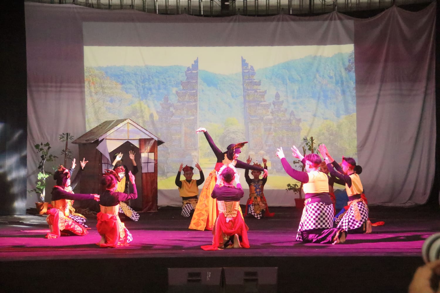 Penampilan tari anak di SPECTRUM SMP Negeri 1 Kota Cirebon, Senin (26/2/2024). Foto: Dialog/Sakti