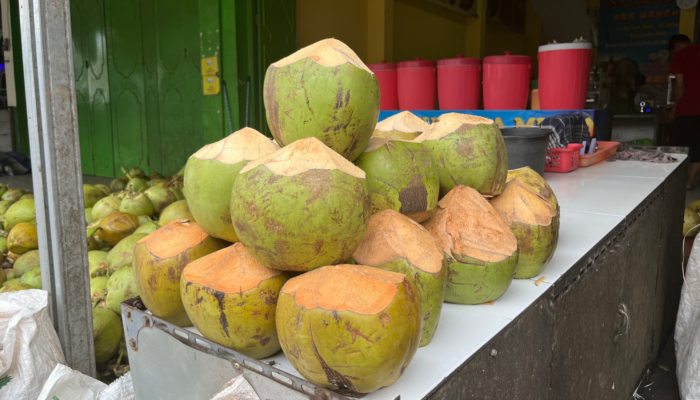 Buka 24 Jam, Resep Es Kelapa Muda Pak Nanang di Cirebon yang Berjualan Sejak Tahun 1997