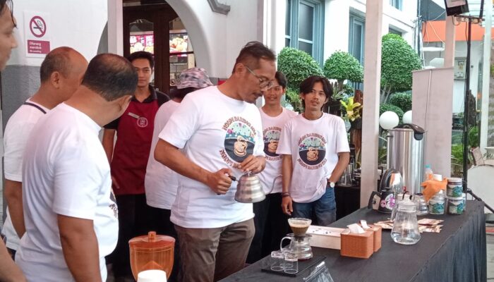 Daop 3 Cirebon Bagikan 2.750 Kopi dan Diskon 20 Persen untuk Penumpang Kereta Api