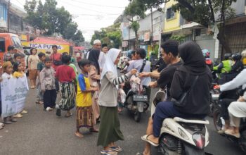Pengurus dan Santri Masjid Lautze 3 Cirebon Bagi-bagi Takjil di Jalan Pekalipan