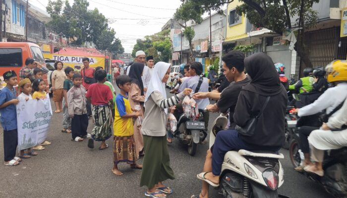 Pengurus dan Santri Masjid Lautze 3 Cirebon Bagi-bagi Takjil di Jalan Pekalipan