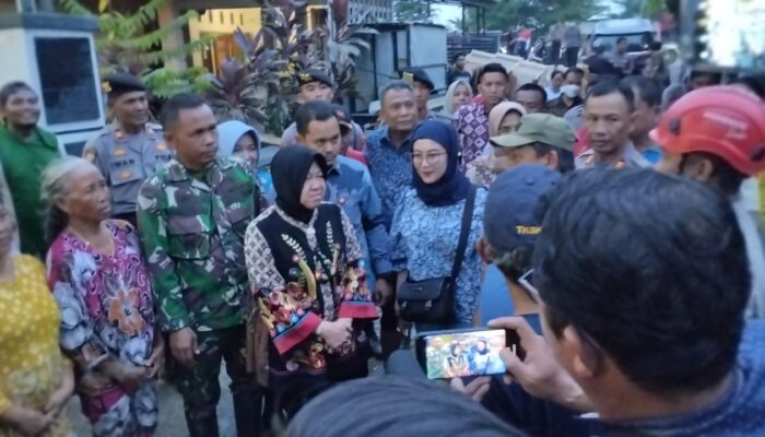 Mensos Risma Gelontorkan Bantuan Ini Bagi Korban Terdampak Banjir di Cirebon