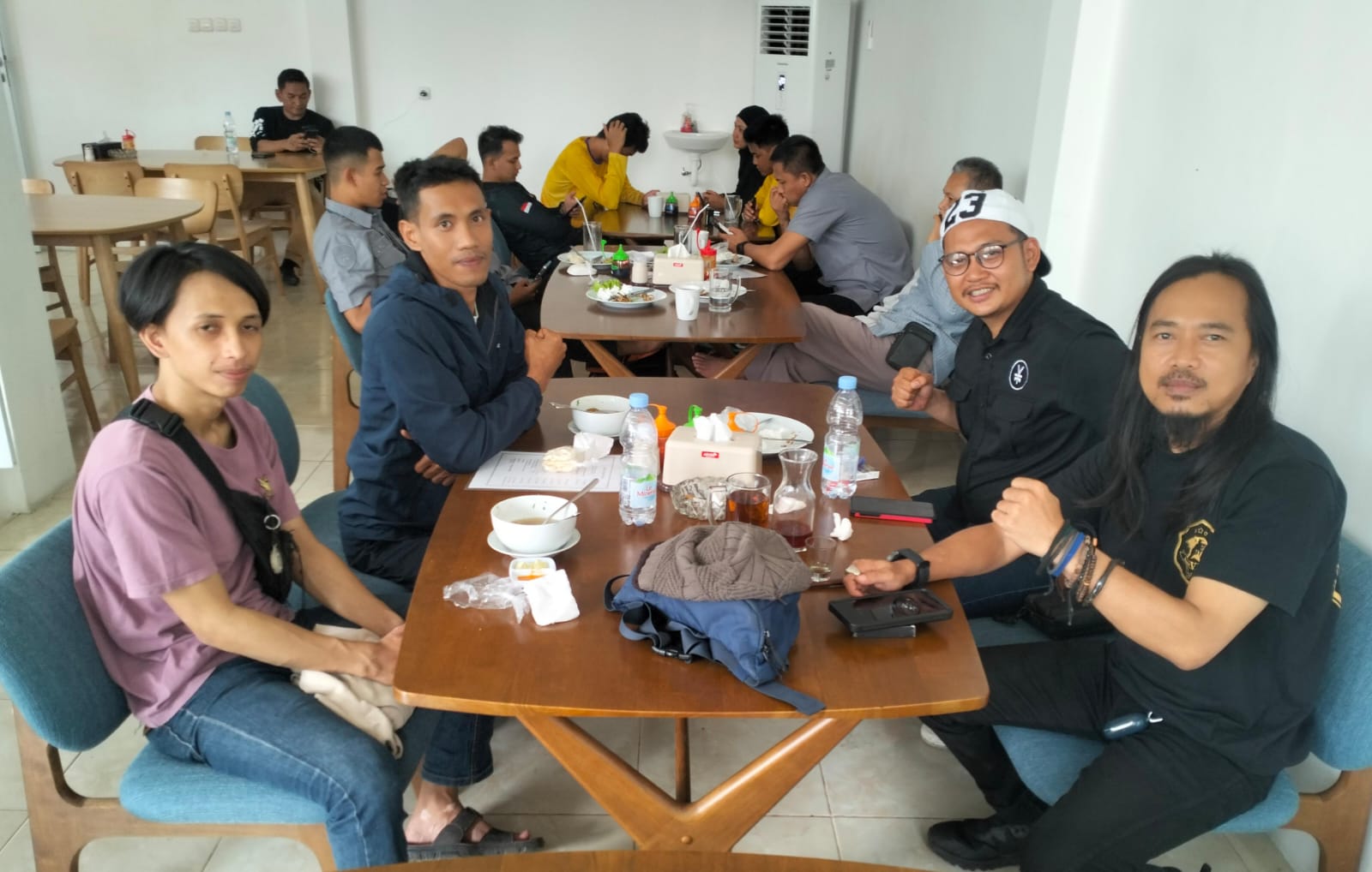 Ketua Barak bersama dengan aktivis disalah satu resto di Cirebon. Foto: Barak