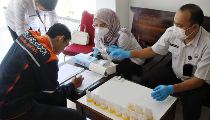 KAI Daop 3 Cirebon Lakukan Tes Urine Pegawai
