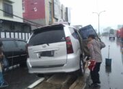 Perbaiki Kaca Mobil saat Menyetir, Minibus Tabrak Pembatas Jalan di Kedawung Cirebon