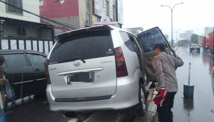 Perbaiki Kaca Mobil saat Menyetir, Minibus Tabrak Pembatas Jalan di Kedawung Cirebon