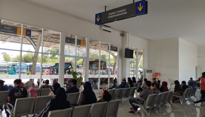 Ribuan Pemudik Turun dan Naik Bus di Terminal Harjamukti Selama Masa Mudik-Balik Idulfitri 2024