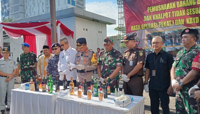Jelang Lebaran di Kota Cirebon, Ribuan Botol Miras dan Petasan Dimusnahkan