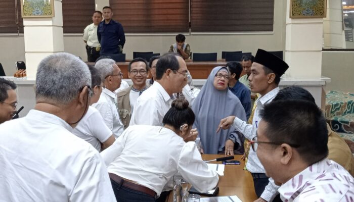 Keberatan dengan Kenaikan PBB, Puluhan Warga Kota Cirebon Datangi Wakil Rakyat