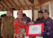Bupati Imron Serahkan Secara Simbolis Insentif Pengelolaan PBB untuk Kuwu hingga Perangkat Desa