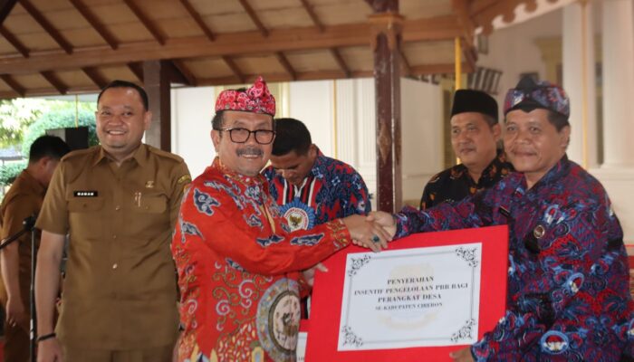 Bupati Imron Serahkan Secara Simbolis Insentif Pengelolaan PBB untuk Kuwu hingga Perangkat Desa