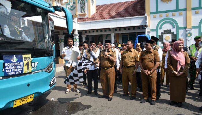Lepas Keberangkatan Calhaj Asal Kabupaten Cirebon, Bupati Imron Berbagi Trik Agar tak Tersesat