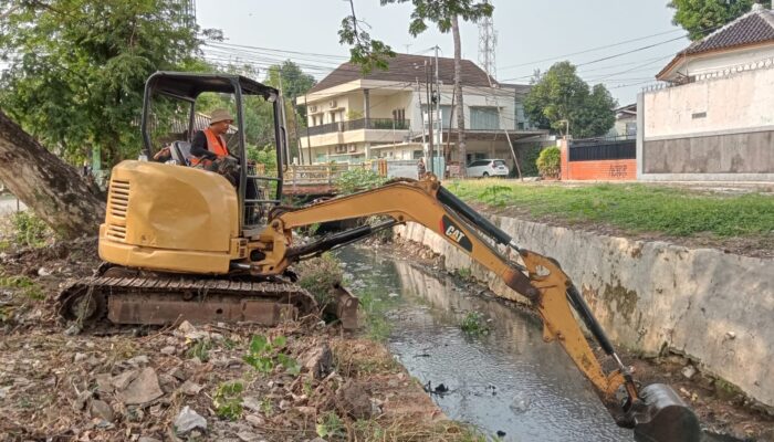 Pencegahan Banjir, Bidang SDA DPUTR Kota Cirebon Keruk Sungai