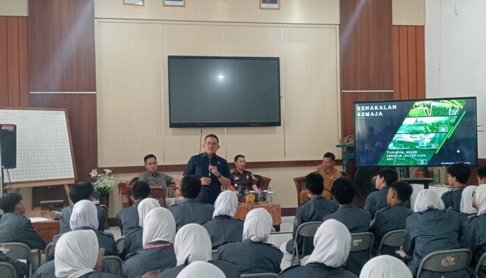 Kejari Kota Cirebon Ajak Anak SMPN 1 Cirebon Taat Hukum Sejak Dini