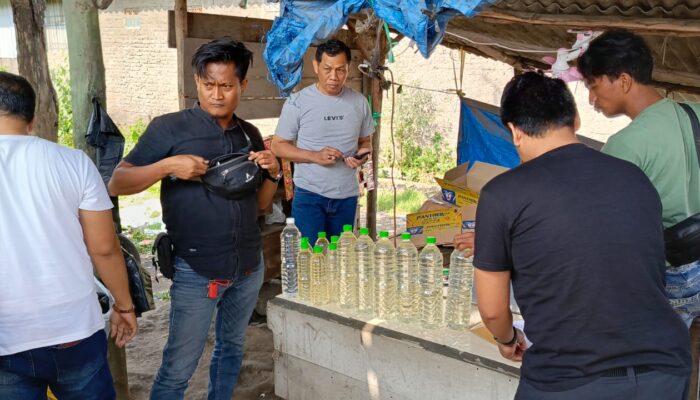 Operasi Pekat, Satresnarkoba Polresta Cirebon Sita Puluhan Botol Miras