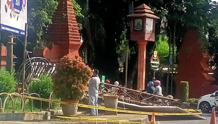 Papan Reklame Jalan Dewi Sartika Sumber Roboh Timpa Pengendara Motor