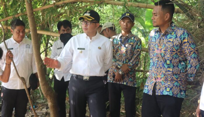 Tangani Masalah Sampah di Desa Pengarengan, Pj Bupati Cirebon Terjunkan Alat Berat