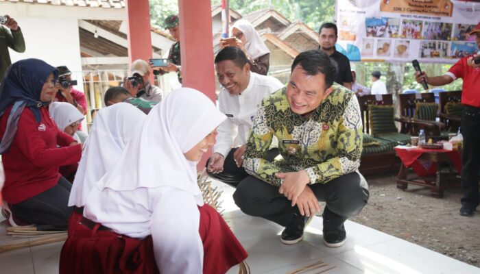 Kunjungi SDN 3 Cipanas, Pj Bupati Cirebon Berikan Motivasi ke Guru dan Siswa