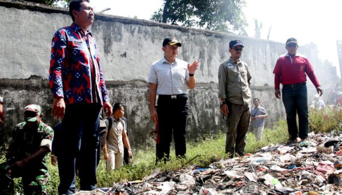 Tinjau Penanganan Sampah di Bantaran Sungai Jamblang, Pj Bupati Cirebon Soroti Hal Ini