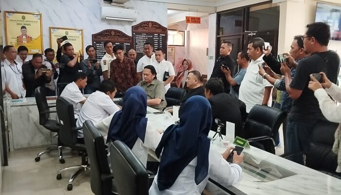 Datangi PN Cirebon, Farhat Abbas cs Minta Salinan Putusan Kasasi Saka Tatal