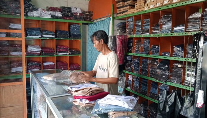 Terdampak Penjualan Online, Pedagang Seragam Sekolah : Tahun ini Lebih Baik Omzetnya