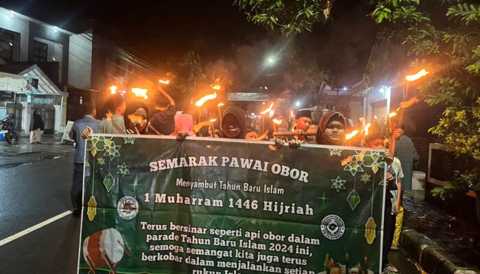 Meski Hujan, RW 05 Sumber Tetap Semangat Gelar Pawai Obor Sambut Tahun Baru Hijriah