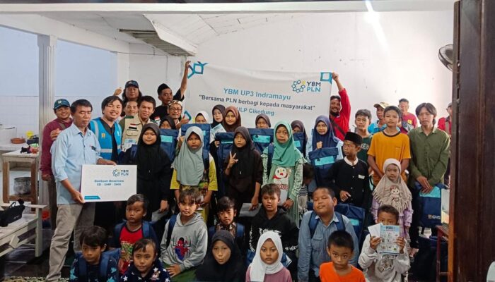 YBM PLN Indramayu – PLN ULP Cikedung Beri Bantuan Pendidikan 32 Siswa Prasejahtera