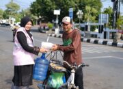 Hari Kebaya Nasional, Srikandi PLN UP3 Indramayu Berbagi Sembako di Sekitar Kantor