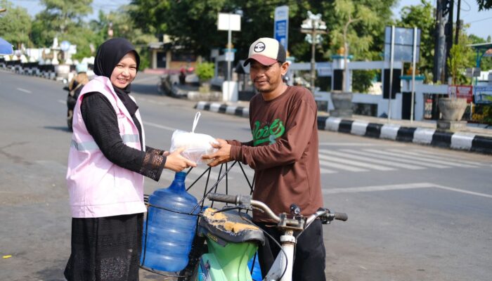 Hari Kebaya Nasional, Srikandi PLN UP3 Indramayu Berbagi Sembako di Sekitar Kantor