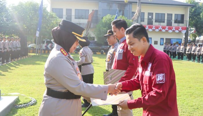 Personel Polresta Cirebon yang Berprestasi Diganjar Penghargaan saat Apel Pagi