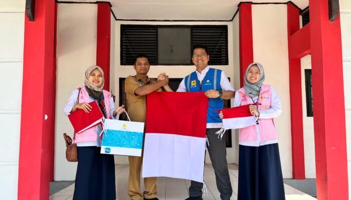 Jelang HUT ke-79 RI, PLN UP3 Indramayu Dukung Gerakan Pembagian Bendera Merah Putih