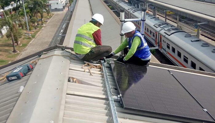 Wujudkan Net Zero Emission, KAI Daop 3 Cirebon Pasang PLTS