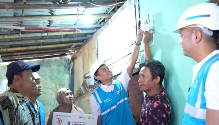 Rayakan HUT ke-79 RI, Donasi Pegawai PLN Nyalakan 7.357 Listrik Gratis bagi Keluarga Kurang Mampu