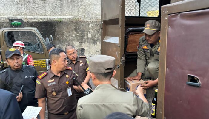 Satpol-PP Amankan Ratusan Kardus Minuman Beralkohol di Kota Cirebon