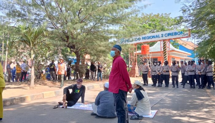 Warga RW 01 Kembali Aksi Unras di Akses Masuk Pelabuhan Cirebon