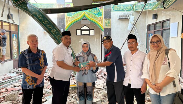 Atap Masjid Assalam Roboh, Siti Farida Bantu Donasi untuk Membangun Kembali