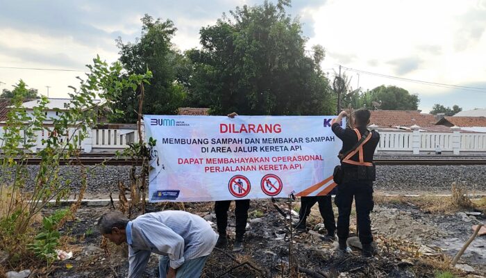 KAI Daop 3 Cirebon Imbau Masyarakat tak Membakar Sampah di Sepanjang Jalur Rel