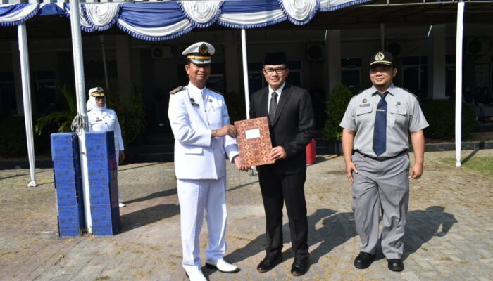 Pj Bupati Cirebon Lantik Taruna-Taruni SMK N 1 Mundu