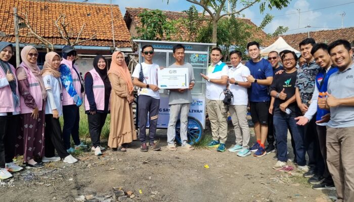 5 Tahun Kepemimpinan Erick Thohir, YBM PLN dan Srikandi-Arjuna UP3 Indramayu Serahkan Gerobak Cahaya