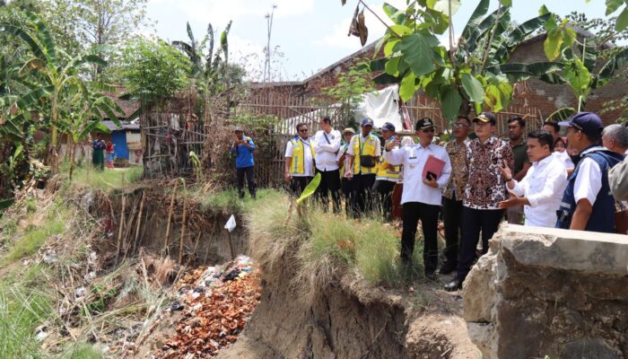 PJ Bupati Cirebon Tinjau Normalisasi Sungai Cisanggarung dan Beri Bantuan untuk Cegah Banjir