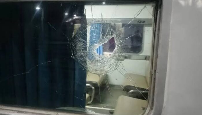 KAI Daop 3 Cirebon Kecam Tindakan Pelemparan Batu ke Kereta Api