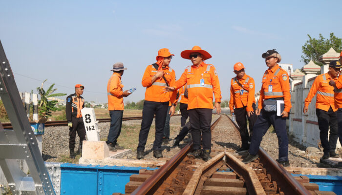 Cek Jalur Berjalan Kaki, KAI Daop 3 Cirebon Pastikan Keamanan Perjalanan KA
